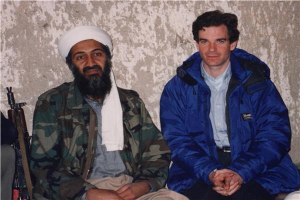 بيتر بيرجن اثناء لقائه التليفزيوني من اسامة بن لادن في 1997