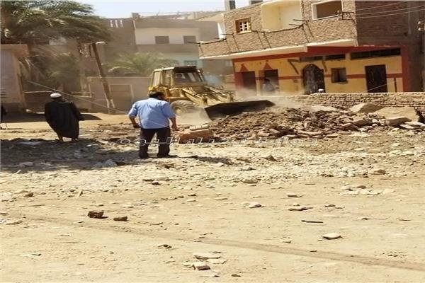 رفع 19 طنا من الأتربة والمخلفات بإسنا