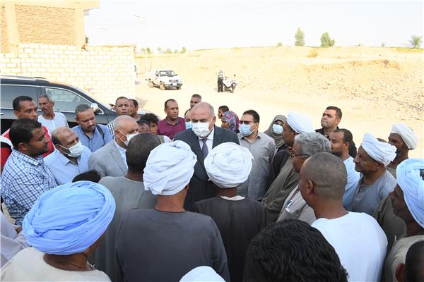 محافظ قنا يبحث شكاوى المواطنين