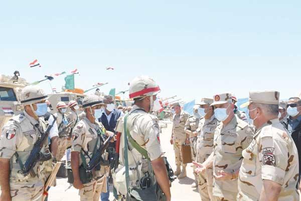 الفريق محمد فريد يشهد إجراءات تفتيش الحرب