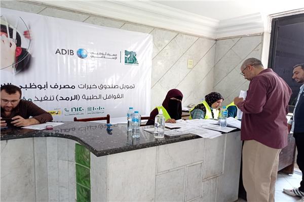 الكشف على 500 مريض بينهم 140 حالة عملية جراحة عيون وتسليم 160 نظارة طبية خلال قافلة طبية بأسيوط 