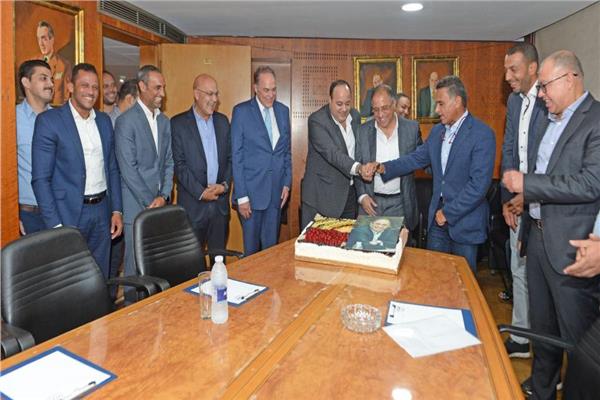 الكاتب الصحفي أحمد جلال ونخبة من المطورين العقارين خلال حفل عيد الميلاد