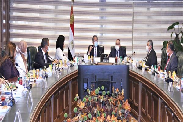 وزيرا الطيران المدني والسياحة والآثار يبحثان آليات تحفيز حركة السياحة