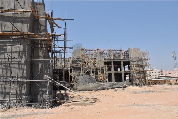 رئيس جامعة الأقصر يتابع أعمال الإنشاءات بالكليات بمدينة طيبة