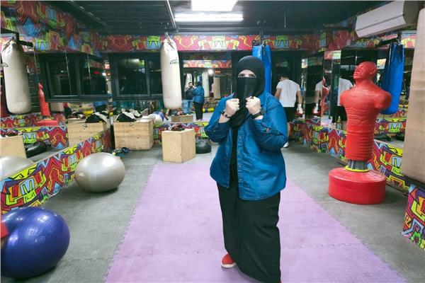 فتاة البوكسينج بالإسكندرية.. «منتقبة» تتخلص من السمنة بتمارين الجيم 