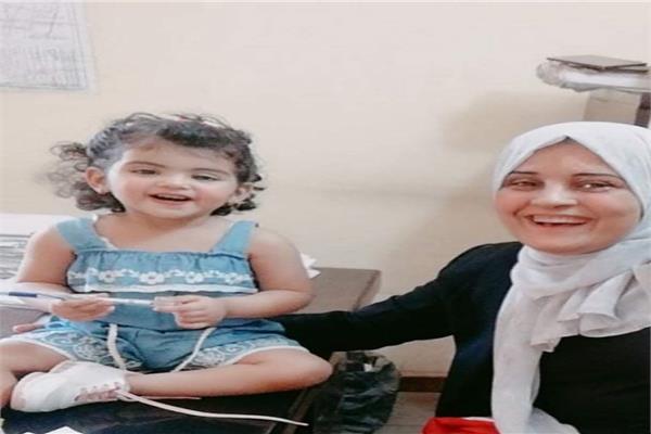 فرحة رقية بابنتها المحتضنة