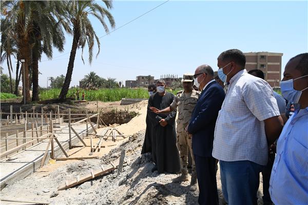 محافظ قنا يتفقد عددا من المجمعات الخدمية الحكومية بفرشوط 