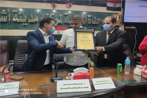 سرور يكرم أوائل الدبلومات الفنية بأشمون