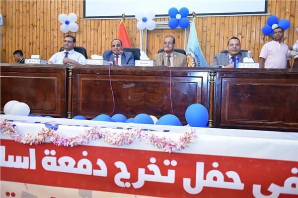 القائم بعمل رئيس جامعة سوهاج يشهد حفل تخريج قسم أساسي علوم بكلية التربية 