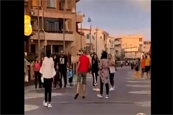 احد المواطنين يسب فتاة