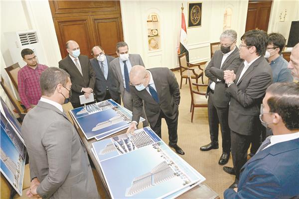وزير الاسكان يستعرض تصميمات أبراج «الداون تاون» بالعلمين الجديدة