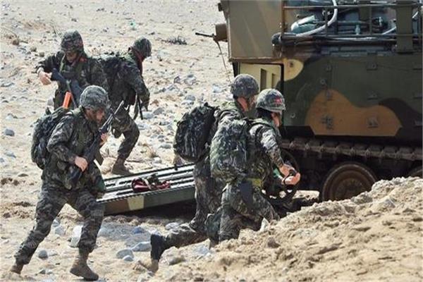 الجنود من إندونيسيا والولايات المتحدة