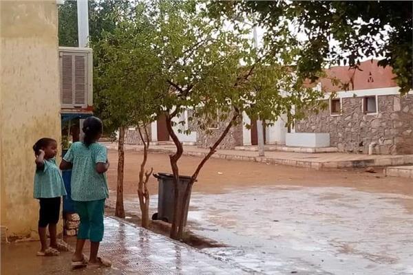 هطول أمطار متوسطة فى وادي كركر بأسوان 
