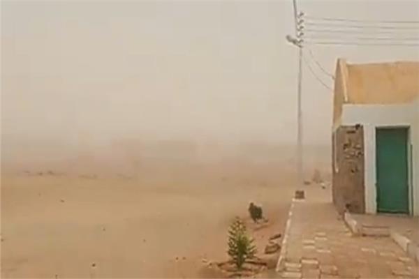 عاصفة ترابية تغطى سماء أسوان