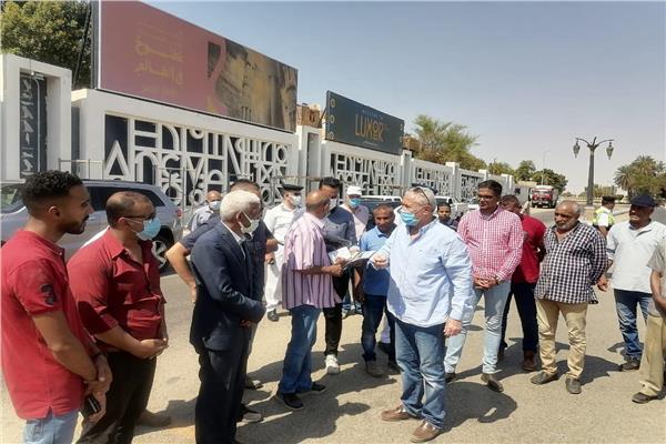 محافظ الأقصر خلال الجولة