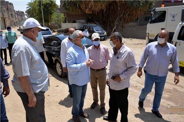 محافظ الأقصر خلال جولته بالبياضية 