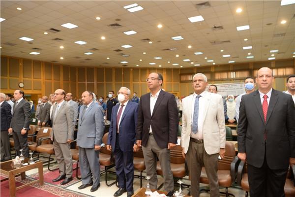 نماذج نيابية تخاطب طلاب جامعة أسيوط خلال ندوتها حول تمكين الشباب فى الحياة النيابية