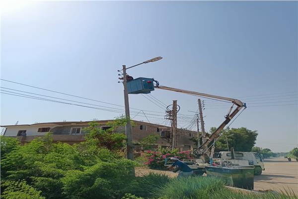 إستكمال الأعمال فى مرفق الكهرباء بقرية الرياينة  بأرمنت