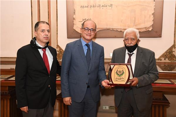 نائب رئيس جامعة عين شمس يستقبل وفدًا من جامعة جرش الأردنية