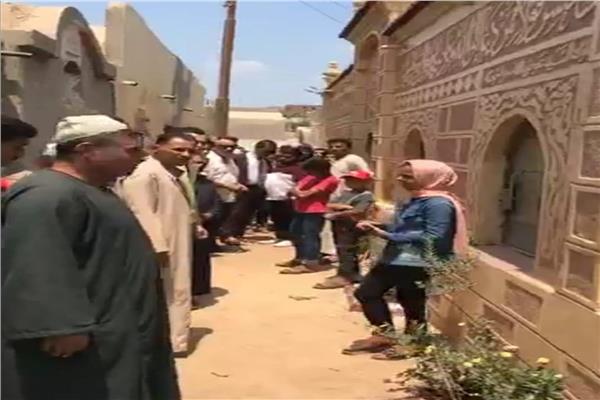 أسرة طفلة تنام في المقابر