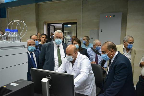 وزير الزراعة بالمعمل المركزي للمبيدات