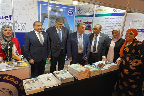 رئيس جامعة بني سويف يزور جناح الجامعة 