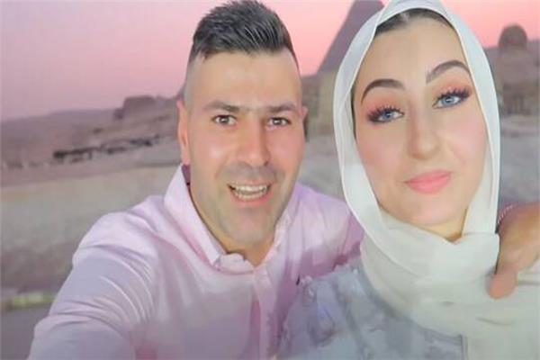زوجان سوريان يعلنان نوع مولدهما بإضاءة الأهرامات