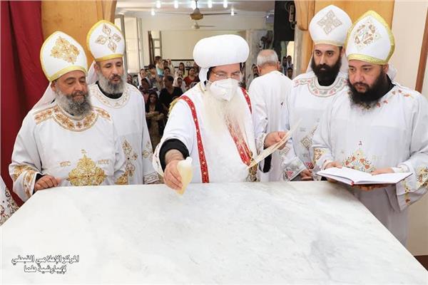 الأنبا إسحق يدشن مذبح على اسم الشهيد ونس الأقصري بطما
