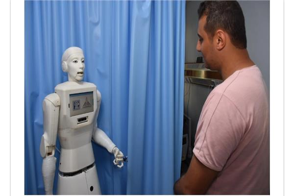 أول ممرضة آلية تتحدث العربية