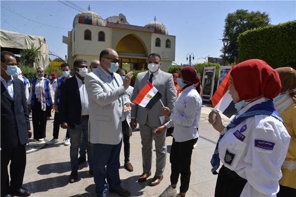 محافظ أسيوط مع الشباب والفتيات
