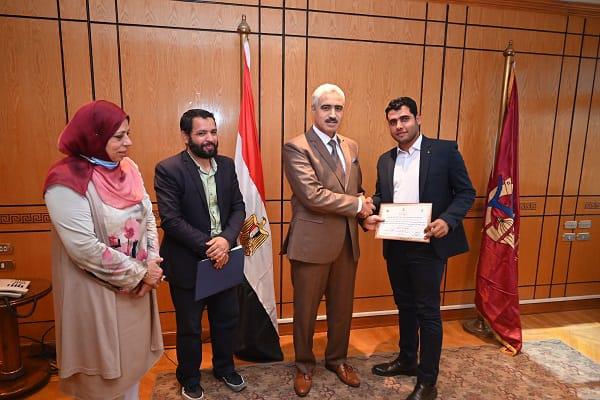 تكريم أعضاء هيئة التدريس بالفيوم 