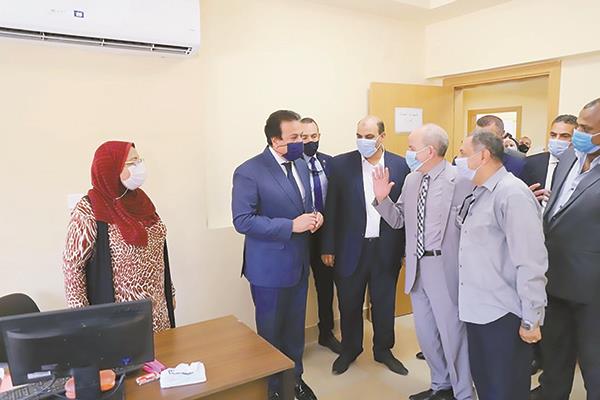 وزير التعليم العالى خلال جولته فى مقر مكتب التنسيق الرئيسى بجامعة عين شمس