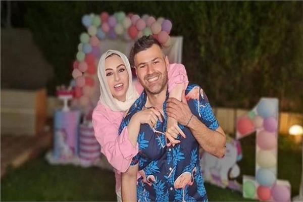اليوتيوبر السوري و زوجته
