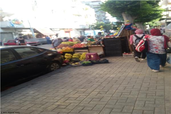 إحتلال المقاهى و الباعة الجائلين للأرصفة 