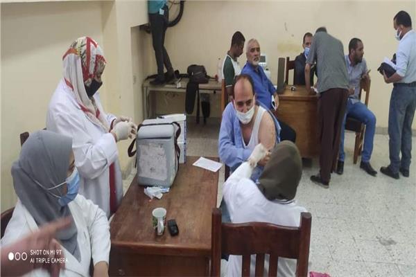 الفرق الطبية بصحة قنا تقدم لقاح كورونا