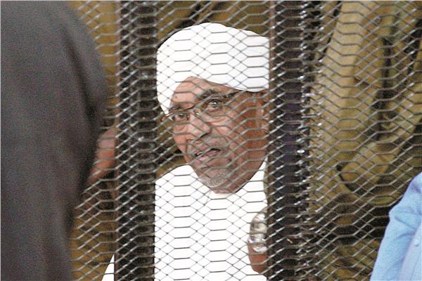 عمر البشير خلف القضبان