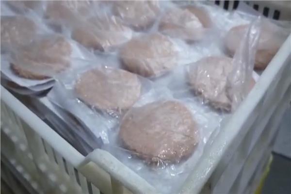 ضبط 180 عبوة كفتة غير صالحة للاستهلاك الآدمي بالغربية