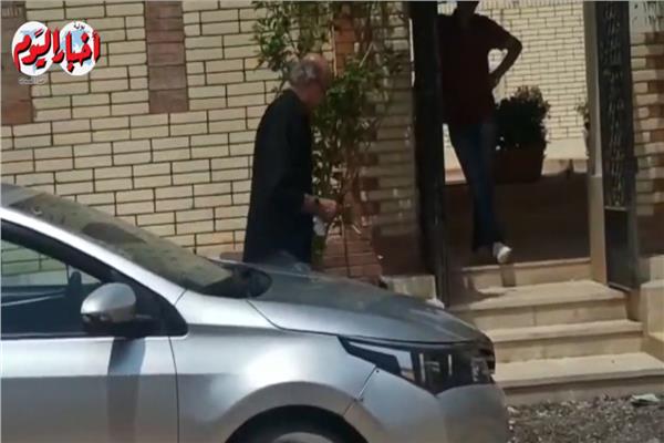 شقيق سمير غانم أول الحاضرين في الجمعة الأولى