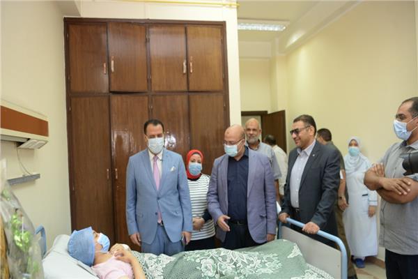 نائب رئيس جامعة أسيوط فى زيارة للطالبة التي تبرعت بجزء من كبدها لإنقاذ والدها 