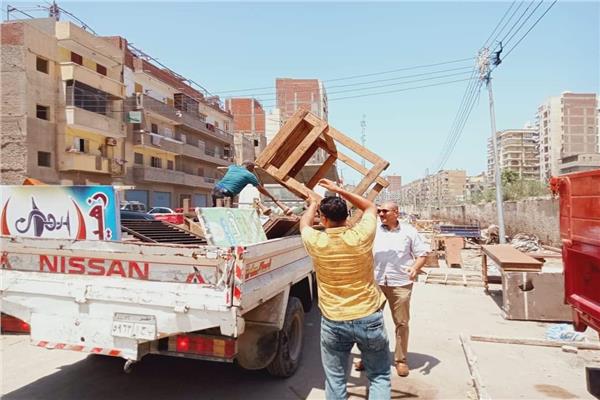 رفع ٥٧٩ حالة إشغال طريق  متحرك وثابت مخالفة بمركزي دمنهور ورشيد