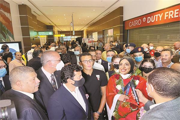 د. أشرف صبحى وكبار المسئولين أثناء استقبال البطلة فريال أشرف والبطل أحمد أسامة الجندى