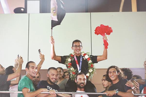 أحمد أسامة الجندى يرد تحية الجماهير محمولا على الأعناق