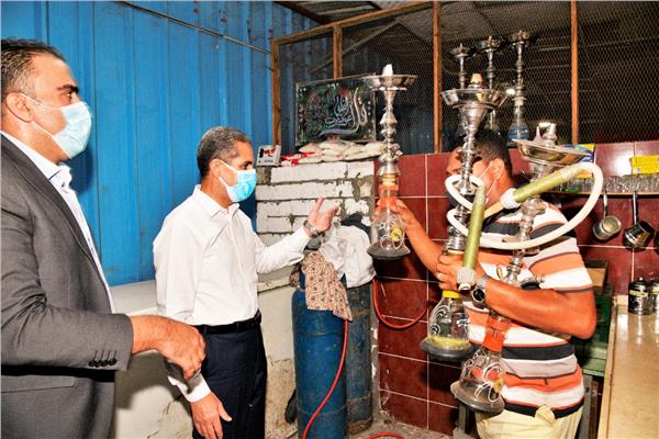 محافظ الغربية خلال قيامه بحملات على المقاهي
