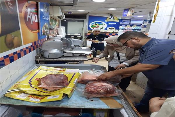 محافظة الجيزة ضبط ٢٢٥٥ قضية تموينية بإجمالي ١٧٦ طن خلال شهر