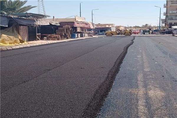 استمرار أعمال الرصف بمدينة الضبعه 