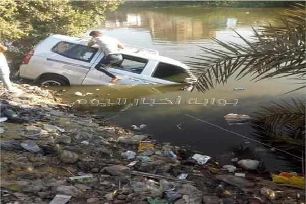 سيارة سقطت بترعة المريوطية