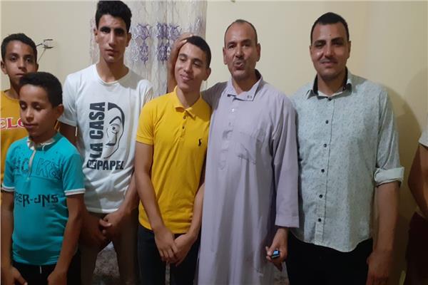 الطالب محمود السيد محمود عبد الفتاح أول الثانوية الأزهرية مع أسرته