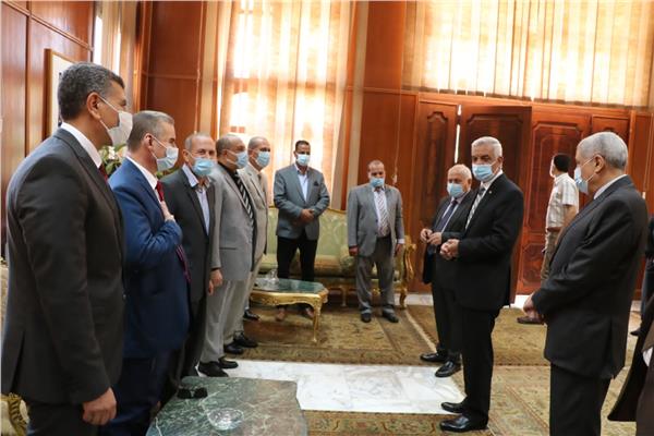 رئيس جامعة المنوفية يهنىء مديرى العموم الجدد