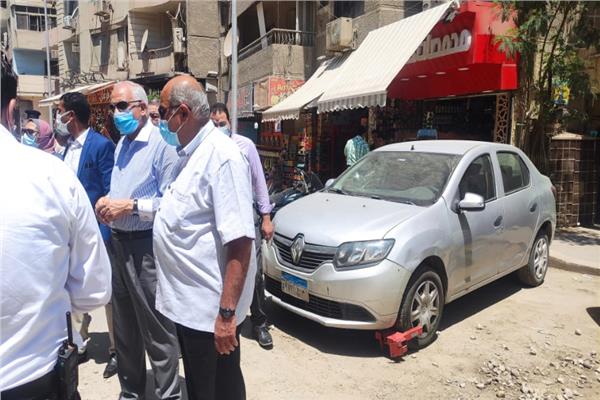 كلبشة عددًا من السيارات للإنتظار الخاطئ بطريق المريوطية