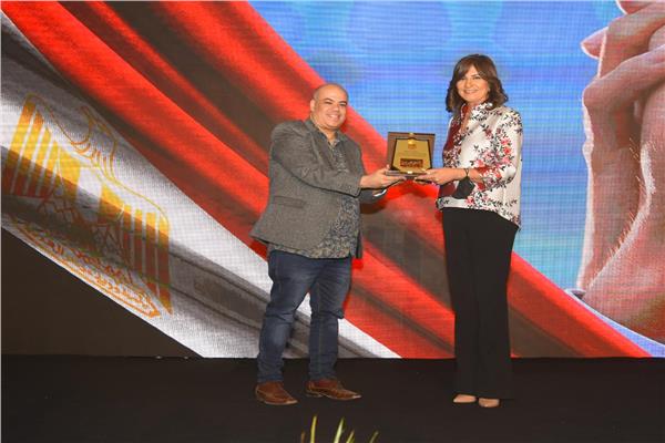  السفيرة نبيلة مكرم تكرم عددًا من المشاركين في المبادرة الرئاسية "اتكلم عربي"